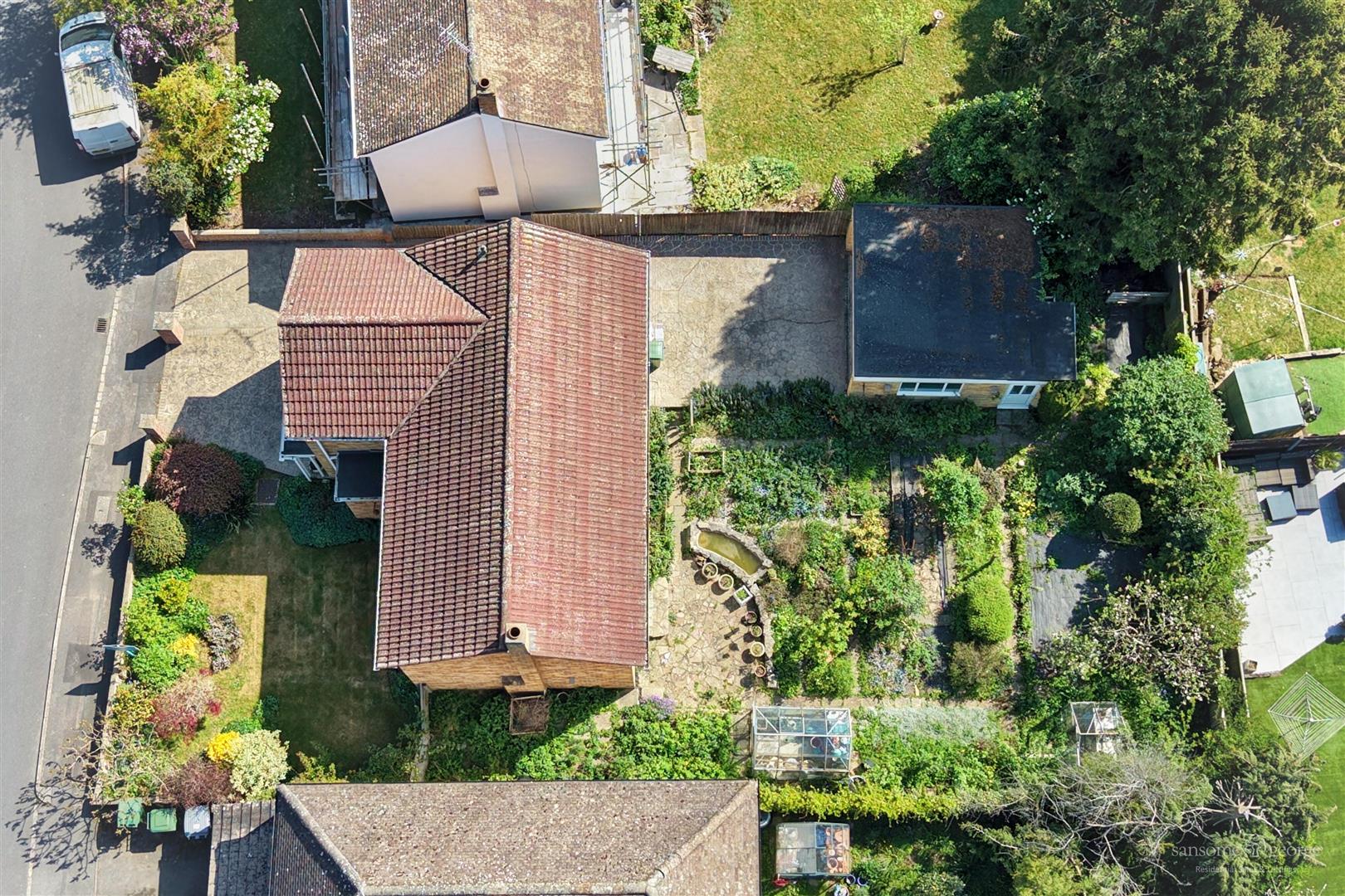 5 bed property in Hillview Close, Reading